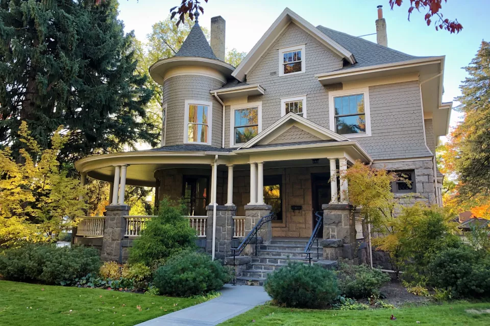 Colonial and historic-style homes